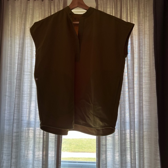 FIGS Rafaela scrub top xxs in Martini Olive. - Picture 2 of 5
